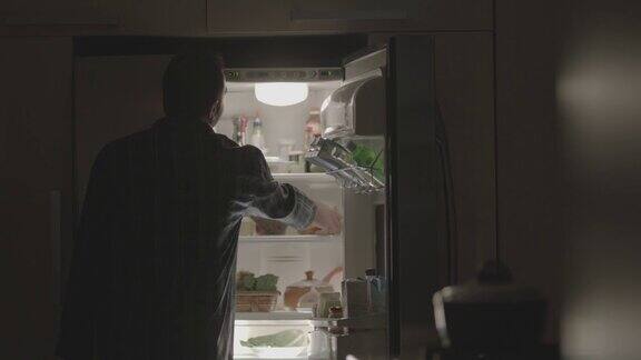晚上打开冰箱的男人