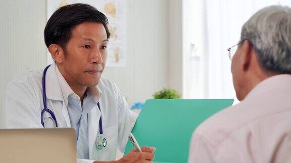 亚洲老年男性与年轻男性医生交谈帮助患者就医预防冠状病毒或Covid-19在医院流行老年人医疗保健医疗照顾护理退休教育志愿者医疗保健和医学概念