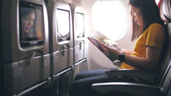在飞机上看杂志放松慢镜头
