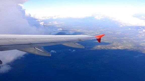 从飞机窗口看到的带有云的天空
