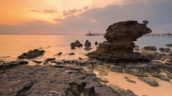 在泰国甲米的莱姆邦海滩时间流逝的日落岩石