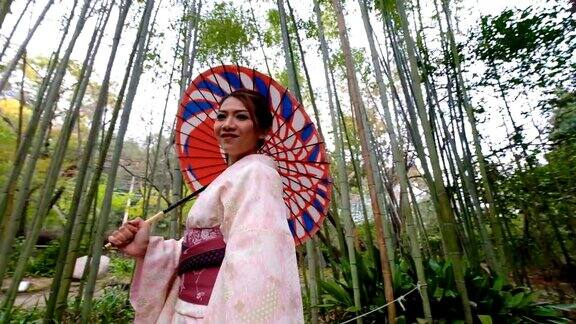 4K的后续镜头:一名身穿和服的亚洲女子走过岚山竹林和佐野竹林日本文化