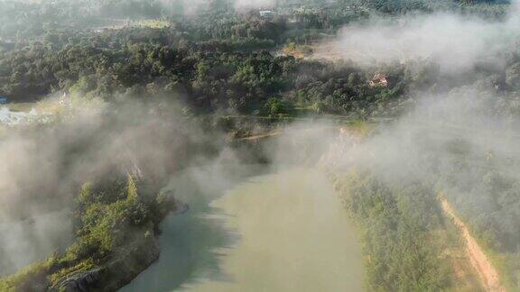 无人机RT在雾景上空飞行