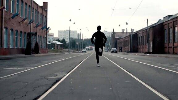 一个男人在老城区的街道上跑步后视图在通往成功和达到目标的路上对比照片