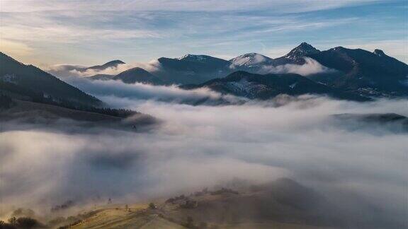 空中全景云雾山脉景观与雾蒙蒙的云运动在美丽的自然在日出超延迟