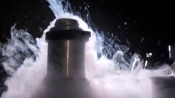 将液氮倒进保温瓶蒸汽扩散在黑暗的实验室里做化学实验