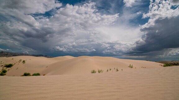 当一场夏季风暴席卷这片土地时时间流逝俯瞰着沙丘