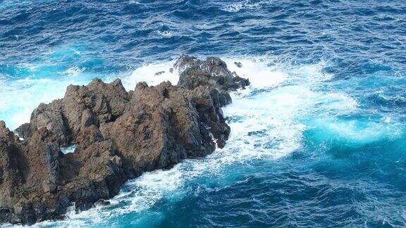 在加那利群岛的耶罗岛海浪拍打着火山岩石