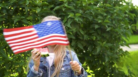 美国纪念或独立日一个女孩举着美国国旗