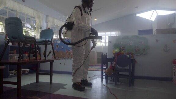 环卫工人正在佛罗里达一所学校的教室里消毒