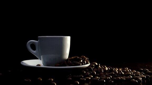 黑色背景下的一杯热咖啡