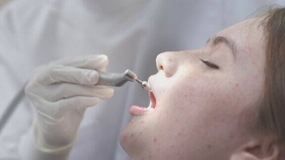 十几岁的女孩在牙医那里检查牙齿可爱的女孩坐在牙科椅上接受牙科治疗