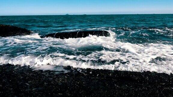 波浪破碎岩石