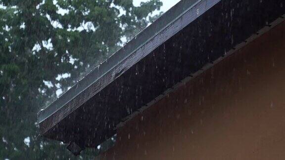 大雨从屋顶倾泻而下