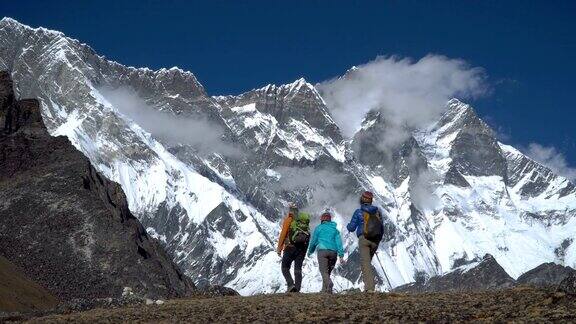 尼泊尔山区的游客