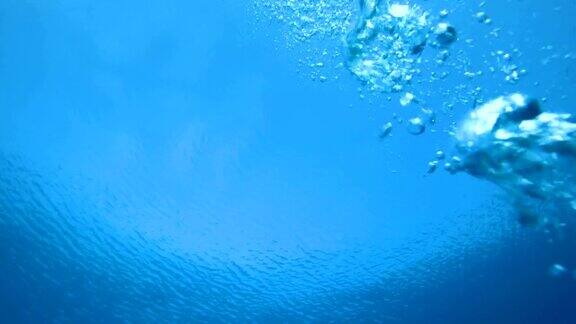 蓝色水中的气泡