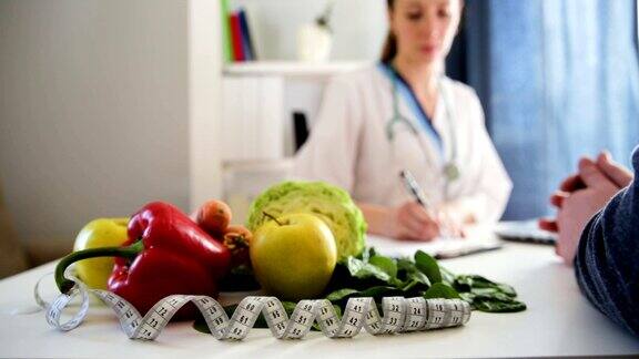 蔬菜饮食的营养和用药概念营养师咨询病人营养学家的工作场所