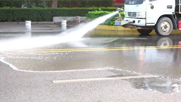 洒水器清洁城市道路路面的特写视频