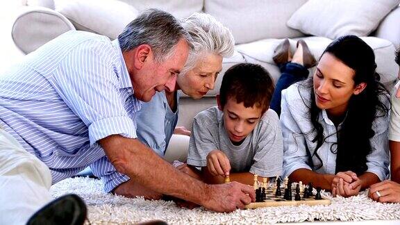 大家庭一起下棋