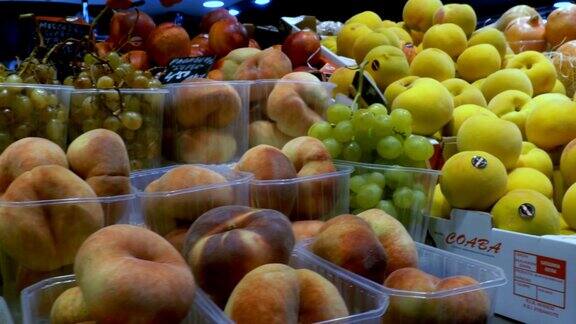 LaBoqueria市场的水果柜台巴塞罗那西班牙
