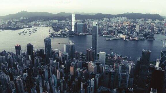 鸟瞰香港城市海洋九龙城和香港港口