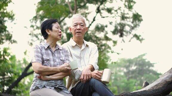 一对亚洲老夫妇正在进行严肃的讨论生活规划财务和家庭问题