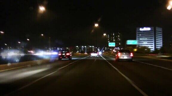 晚上开车间隔拍摄高速公路观点