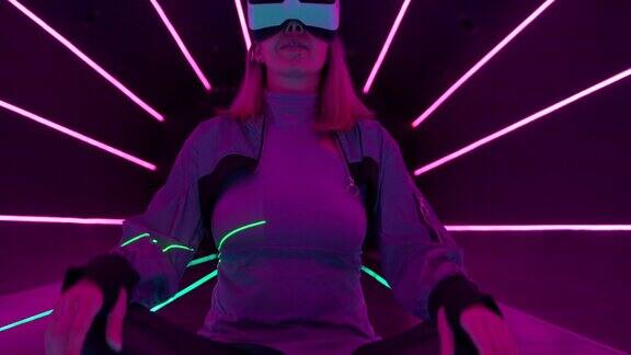 一名女子正在使用虚拟现实头盔进入元世界