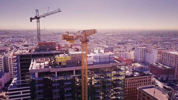 起重机在洛杉矶市中心上空-无人机拍摄