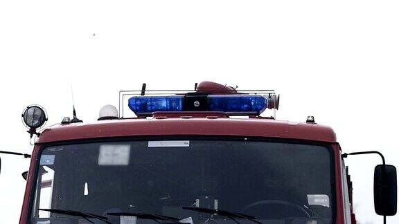 消防车警报器上有蓝色的灯