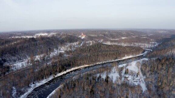 冬季拉脱维亚高加河的鸟瞰图美丽的森林冬季仙境