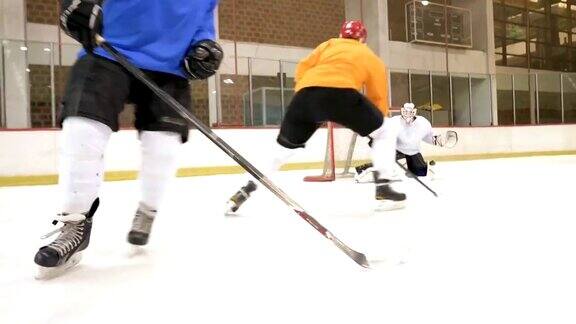 冰上曲棍球运动员在冰上曲棍球场的运动比赛中动作的慢镜头