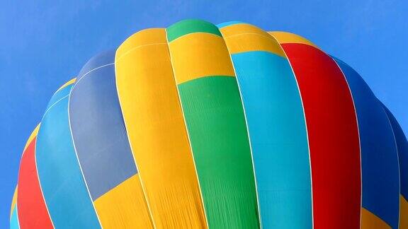 背景-天空背景上的彩色气球