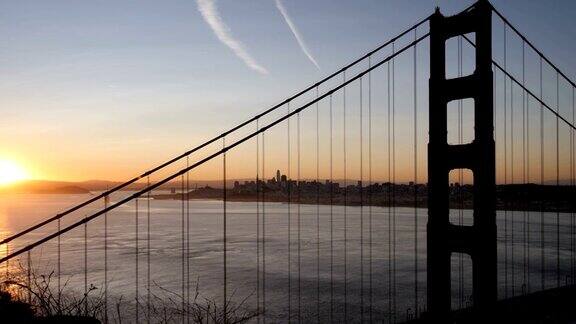 日出时的旧金山湾
