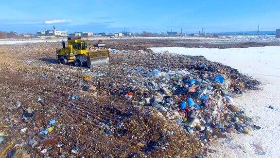 推土机在城市垃圾填埋场工作无人驾驶飞机4k