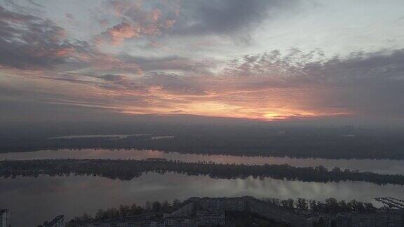 鸟瞰图从无人机在日出的河流在城市