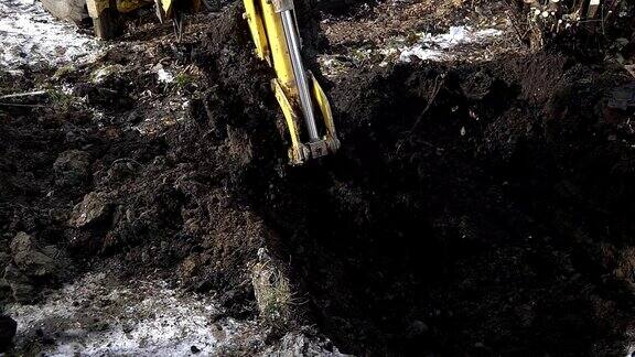 挖掘机用铲子挖地