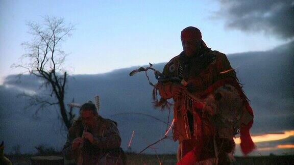 美国原住民酋长和木管乐器演奏者