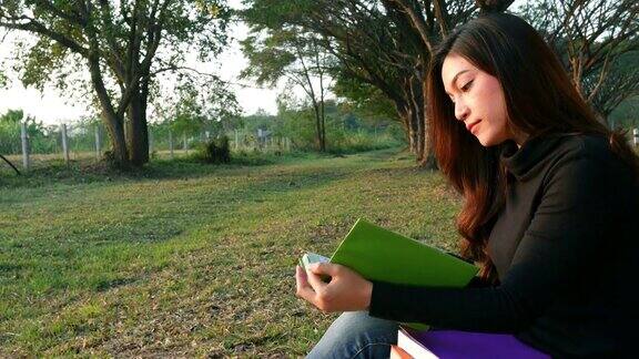 一个年轻的女人在公园里看书