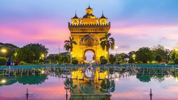 老挝从白天到夜晚的万象帕图赛胜利纪念碑