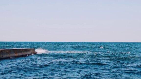 打破海浪海景有广阔的天空和大海