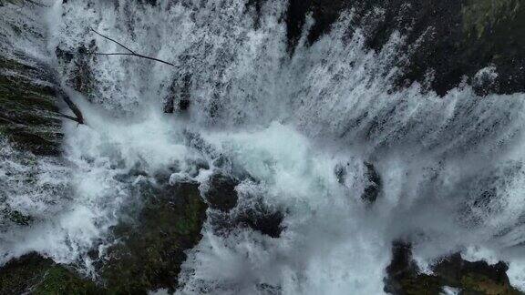 航空拍摄的野生河流与巨大的瀑布