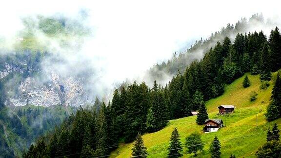 阿尔卑斯山瑞士小屋上空的薄雾特写