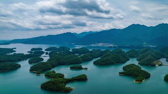 千岛湖下的蓝天白云中国