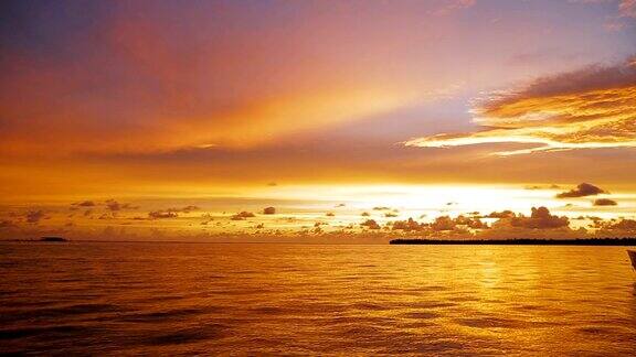 美丽的日落在海边