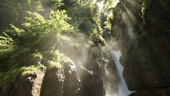 著名而美丽的瑞士吉斯巴赫瀑布
