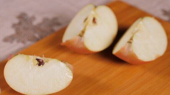 在木板上切苹果水果散了这些碎片散落在不同的方向