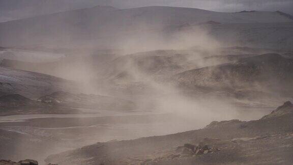 Fimmvorduhals徒步旅行路线上火山灰风暴期间的火山景观冰岛每秒30米