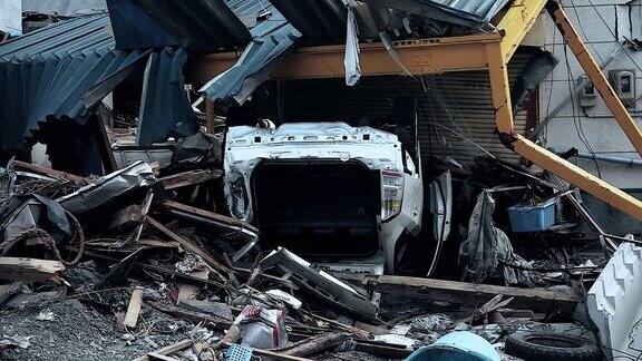 日本福岛2011年3月11日:海啸过后在废墟中被毁的汽车