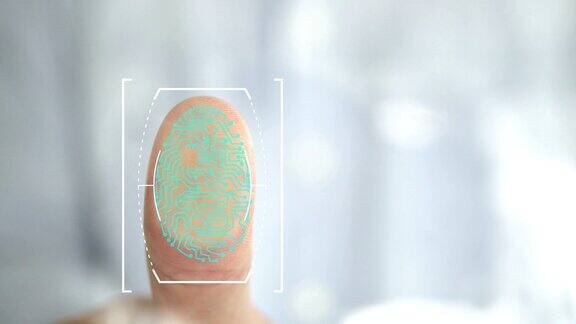 商人将拇指放在生物识别玻璃扫描仪上扫描并打开办公室的安全门